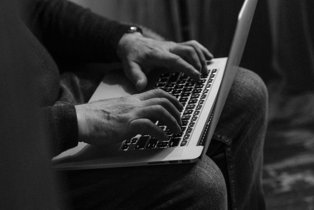 pexels-tima-miroshnichenko-5710528 Arbeit am Laptop
